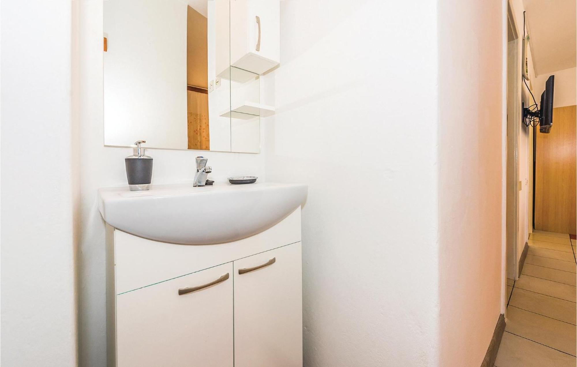 Beautiful Apartment In Jadrija With Kitchen Екстериор снимка